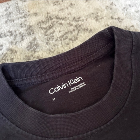 Calvin Klein Graphic Tee Embrace Photo Print Black Short Sleeve Size Medium - Picture 4 of 4